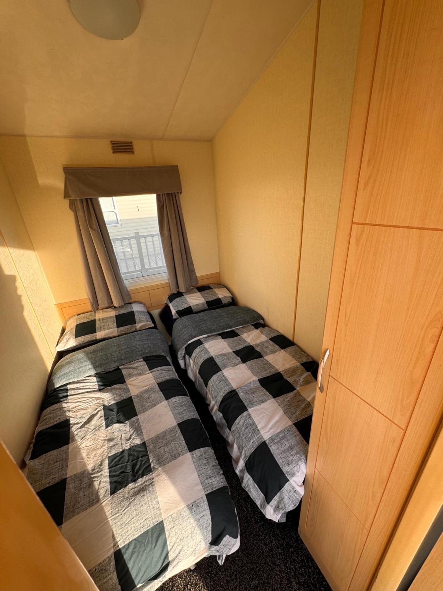 3 Bedroom 8 Berth Cosy Static Family Caravan * Rhyl